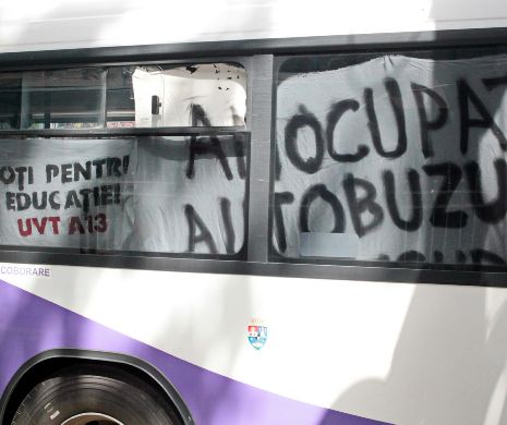 Studenții care DORM DE DOUĂ NOPȚI în Universitate au BLOCAT un autobuz