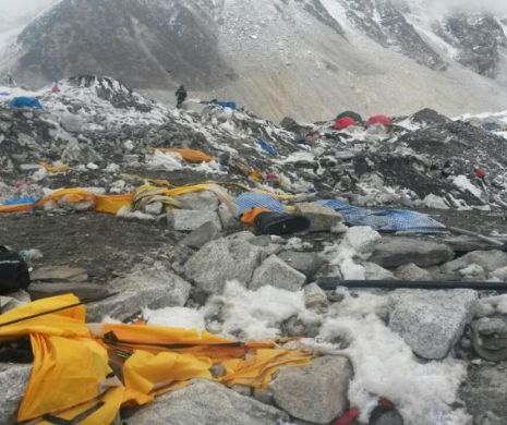 SUTE de cadavre sunt îngropate pe munte, după AVALANȘA din Nepal
