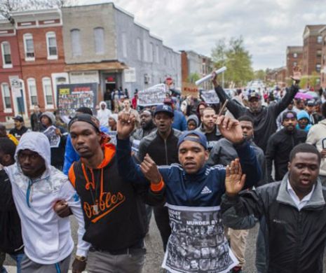 THE ECONOMIST. Cum se explică VIOLENȚELE din Baltimore și cum poate scădea rata CRIMINALITĂȚII în comunitățile afro-americane