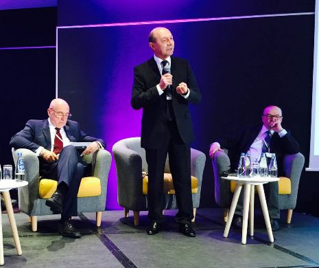 Traian Băsescu: Am avut onoarea să conferenţiez la Varşovia. O sală plină şi cu intelectualitate de dreapta