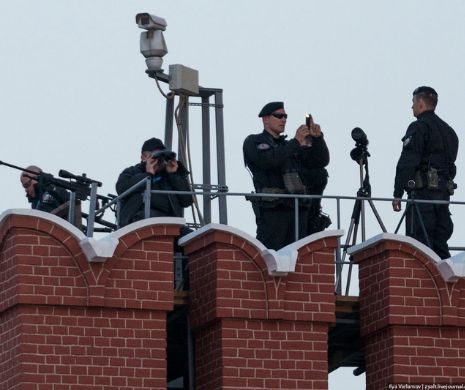 UCIGAŞII de la distanţă. Cum arată şi ce fac LUNETIŞTII ruşi pe acoperişurile Kremlinului | GALERIE FOTO