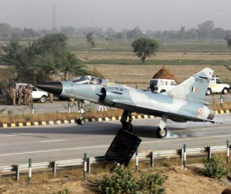 Un avion de LUPTĂ a aterizat pe o autostradă pe o autostradă lângă New Delhi | VIDEO