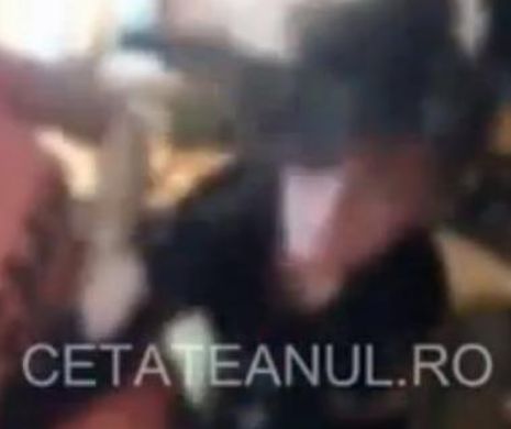 Video ŞOCANT. Două eleve din Lugoj se bat în clasă până dărâmă băncile. Colegii le filmează şi nimeni nu intervine