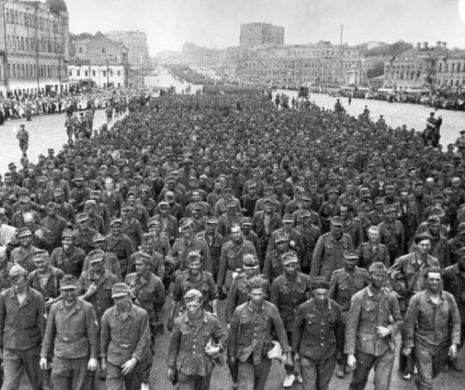 57.000 de PRIZONIERI germani au mărşăluit spre Moscova. Cum s-a abătut APOCALIPSA asupra armatei lui HITLER | GALERIE FOTO