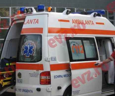 Accident grav în Gorj. Trei victime sunt prinse printre rămășițele unui automobil