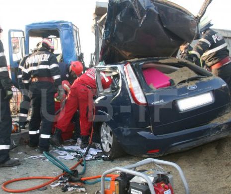 Accident îngrozitor în Capitală: două persoane au murit într-un autoturism acoperit de nisip