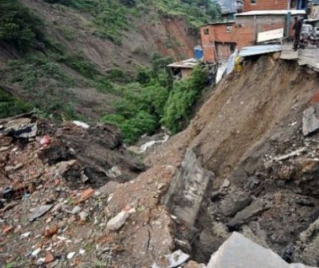 Alunecări de teren în Nepal: 21 de morţi şi 27 de persoane dispărute