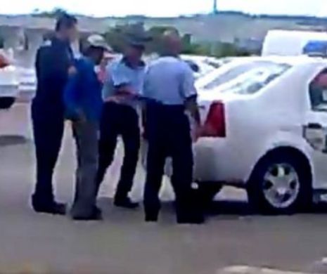 Caz INCREDIBIL. Un bărbat a fost băgat în PORTBAGAJUL maşinii de poliţie pentru a fi DUS la secţie I VIDEO