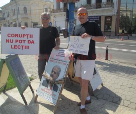 Craiova: Protest împotriva lui Adrian Năstase: “Bă jigodie, asta-i un pamflet” | GALERIE FOTO