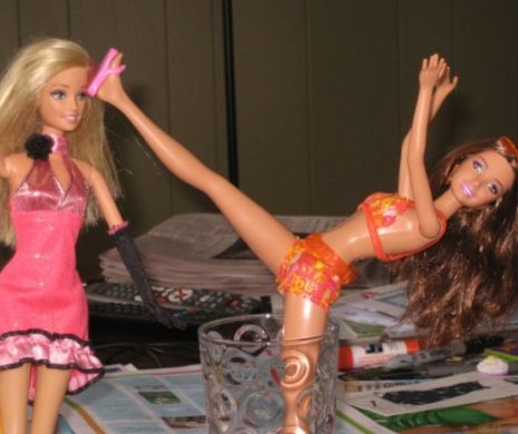 De ce păpuşa Barbie NU MAI POARTĂ PANTOFI CU TOC
