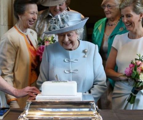 După ce a fost “OMORÂTĂ” de BBC, Regina Marii Britanii nu a putut să “UCIDĂ” un tort cu fructe I GALERIE FOTO şi VIDEO