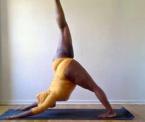 Este supraponderală dar execută cele mai dificile poziţii de yoga