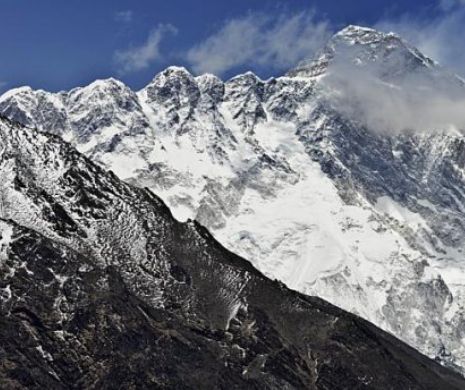 Everestul a crescut în înălţime şi s-a deplasat zeci de centimetri