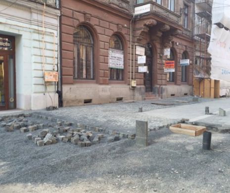 Explicație HALUCINANTĂ  pentru stoparea lucrărilor în centrul vechi: pietrarii au plecat la fân