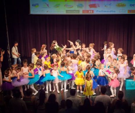 Feerie pe scenă, cu o balerină și 80 de copii