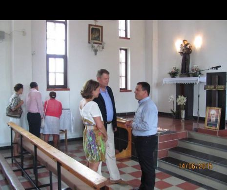 FOTO Preşedintele Iohannis alături de Prima Doamnă, la slujba de la Biserica romano-catolică "Sf.Andrei" din Mangalia