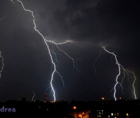 Fotografii SPECTACULOASE cu un fenomen meteo de noaptea trecută I GALERIE