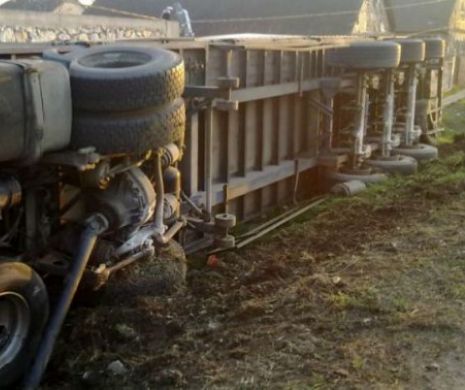 INCIDENT RUTIER: Autocamion răsturnat la ieşirea din Zalău