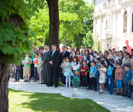 Iohannis a promulgat legea care dublează alocaţiile de stat pentru copii, de la 42 la 84 de lei