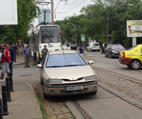 Nesimţirea unui şofer din Capitală. Şi-a parcat maşina pe linia de tramvai