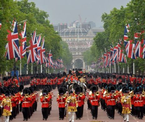 PARADĂ militară la Londra pentru aniversarea publică a reginei Elisabeta a II-a | GALERIE FOTO și VIDEO