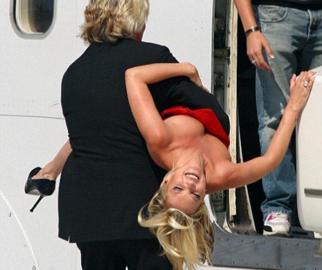 Recalcitranta Kate Moss, preluată de poliţie la coborârea din avion