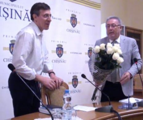Republica Moldova: Dorin Chirtoacă, întâmpinat cu aplauze şi flori la Primărie