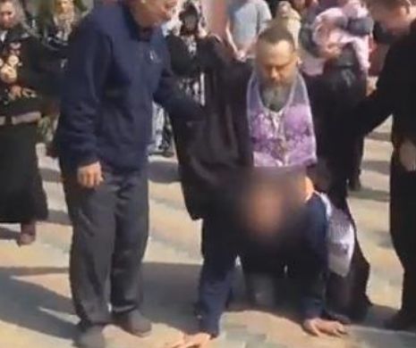 Ritual de exorcizare incredibil: PREOTUL a încălecat pe îndrăcit şi l-a călcat în picioare VIDEO