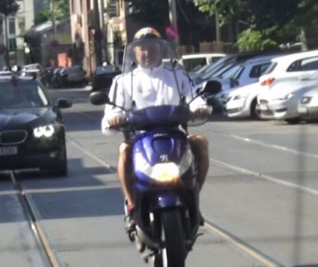 S-a plimbat pe scuter prin Bucuresti, dar nimeni nu si-a dat seama cine este! Casca i-a ascuns chipul!
