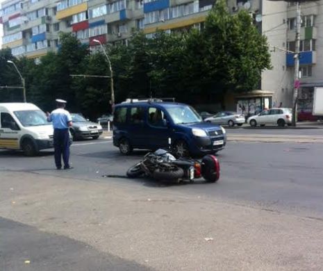 S-au înmulțit accidentele în București. Un motocicilst a fost trântit de o mașină pe Calea Griviței