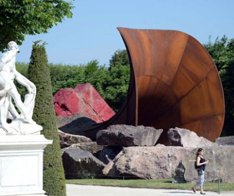 Sculpturile care au scandalizat Franța. Artistului Anish Kapoor i s-a spus să-și ia „vaginul” din grădinile de la Versailles și să plece