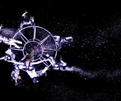 Show SPECTACULOS pe cerul Timișoarei. Nașterea Universului, povestită de acrobați ”zburători” I GALERIE FOTO