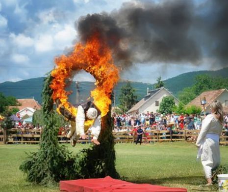 Spectacole cu flăcări și întreceri între daci, romani, gladiatori şi nimfe, la Festivalul Cetăţilor Dacice