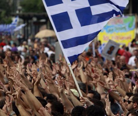 Sute de greci PROTESTEAZĂ în apropierea Parlamentului, scandând sloganuri împotriva Uniunii Europene şi Fondului Monetar Internaţional
