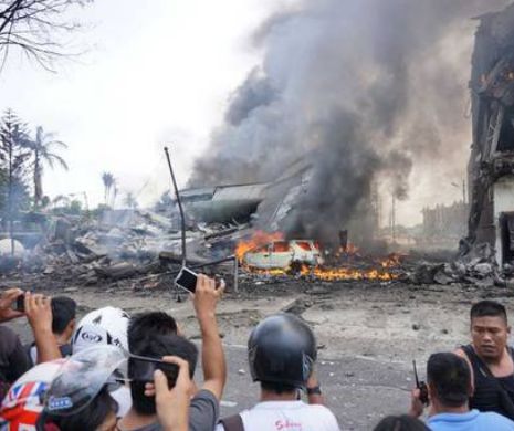 Tragedie aviatică în Sumatra. Un avion militar a căzut peste case, magazine şi un hotel