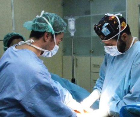 Trei medici reținuți după ce au luat mită