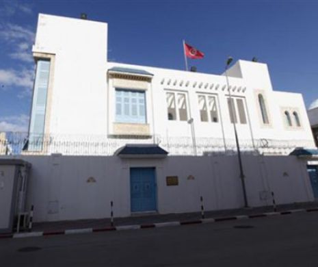 Zece oameni răpiţi de un grup armat care a pătruns în consulatul tunisian din capitala Libiei