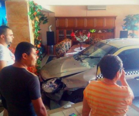ACCIDENT şocant la Brăila: O familie s-a trezit cu un TAXI în sufragerie