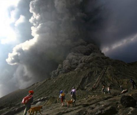 Aeroportul de pe insula indoneziană Bali, ÎNCHIS din cauza unei erupţii vulcanice. Mii de turişti sunt BLOCAŢI