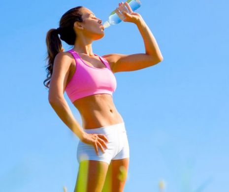 Bei apă minerală în timpul caniculei? NU E BINE! Ce avertizează medicii