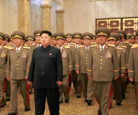 Circ, fără pâine, în Coreea de Nord. Dolofanul Kim Jong-un, aplaudat frenetic de o gloată de bătrâni flămânzi | VIDEO