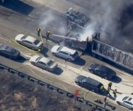 Dezastru pe o autostradă din California. Zeci de maşini au luat foc din senin | VIDEO