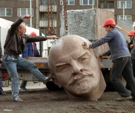 După ce a fost DECAPITATĂ de un rus beat criţă, statuia lui LENIN a rămas şi fără trunchi. Motivul este STUPEFIANT