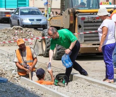 Emil Boc le-a oferit apă muncitorilor care repară străzile din Cluj | GALERIE FOTO