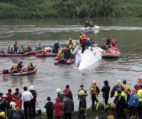 Greşeală FATALĂ. Avionul din Taiwan s-a PRĂBUŞIT din cauza unei erori de pilotaj. Zeci de oameni şi-au pierdut viaţa