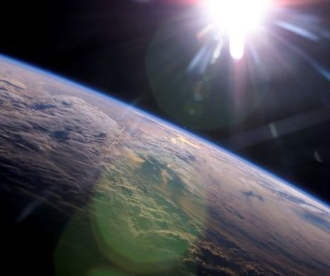 IMAGINE INCREDIBILĂ NASA: Pământul luminat de Soare de la o distanţă de peste 1,6 milioane de kilometri | Galerie Foto şi Video
