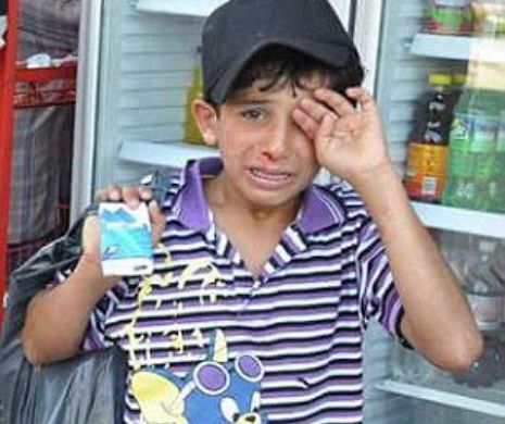 Imaginea care a înlăcrimat internetul. Valuri de simpatie şi compasiune pentru băieţelul sirian căruia mai mulţi “bărbaţi” turci i-au dat sângele pe nas