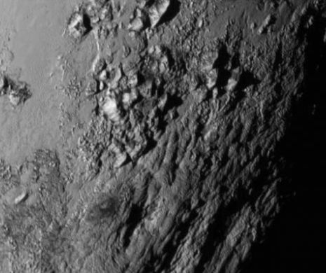 Imagini uluitoare de pe Pluto: munţi de gheaţă de 3500 metri