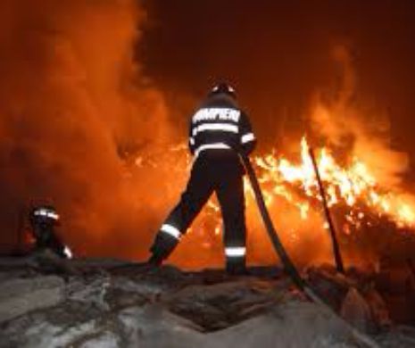 INCENDIU puternic în Gheorgheni. Pete 100 de oameni au sărit în ajutorul pompierilor