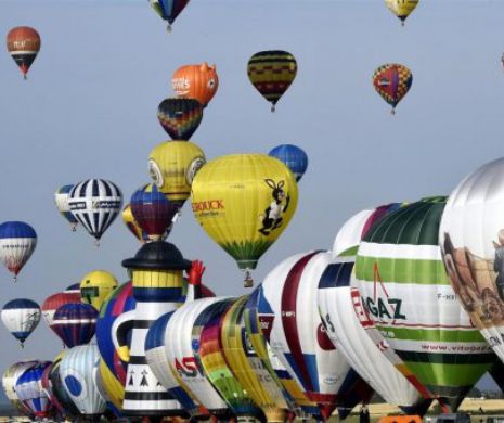 PANORAMĂ de VIS şi un nou record mondial, doborât: 433 de baloane cu aer cald au plutit în acelaşi timp pe cerul Franţei | VIDEO